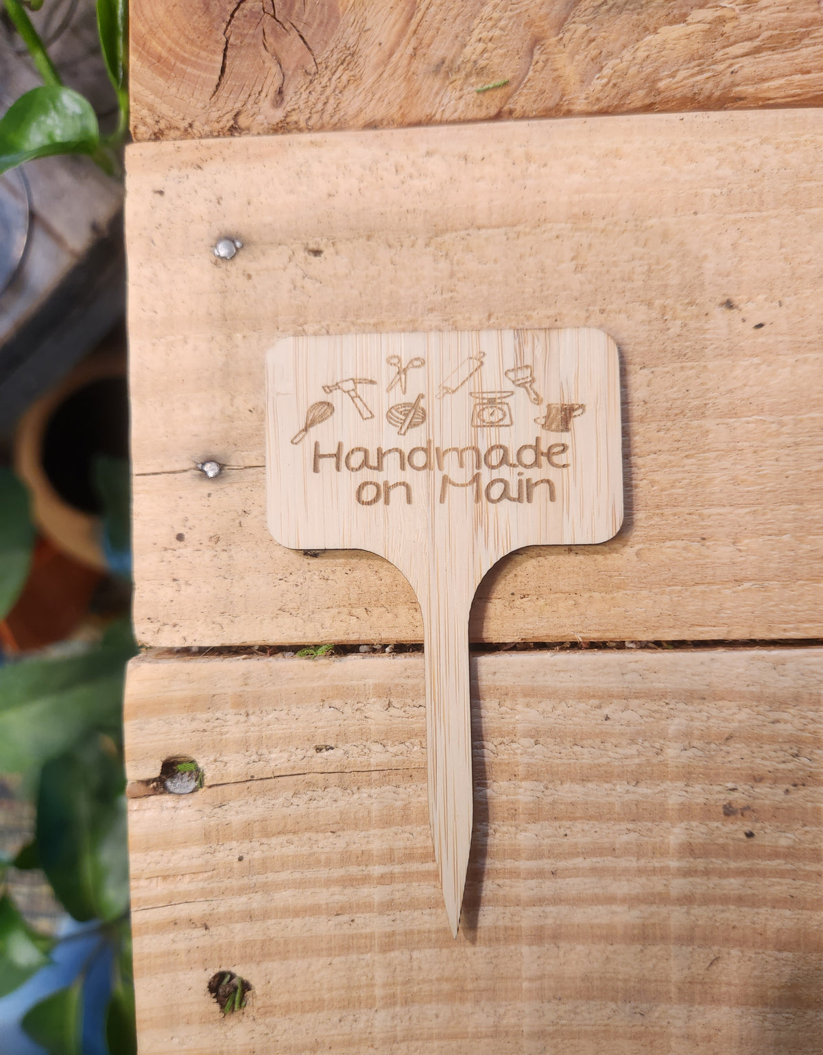 Plant buddies, tags and decor